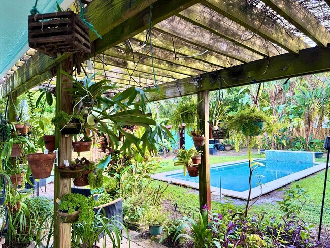 Building Photo - 376 SW 2nd St