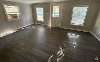 Building Photo - Rare 1 Bedroom house!