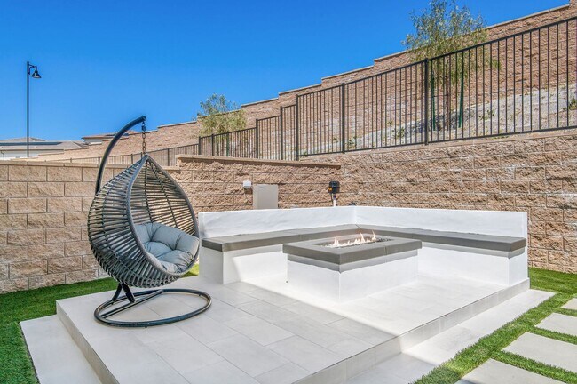 Building Photo - Fantastic 5 bed 4.5 bath with Pool in Porter Ranch !