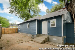 Building Photo - 118 Aganier Ave