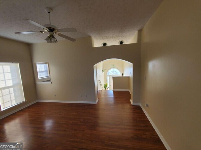 Building Photo - 5450 Twin Lakes Dr