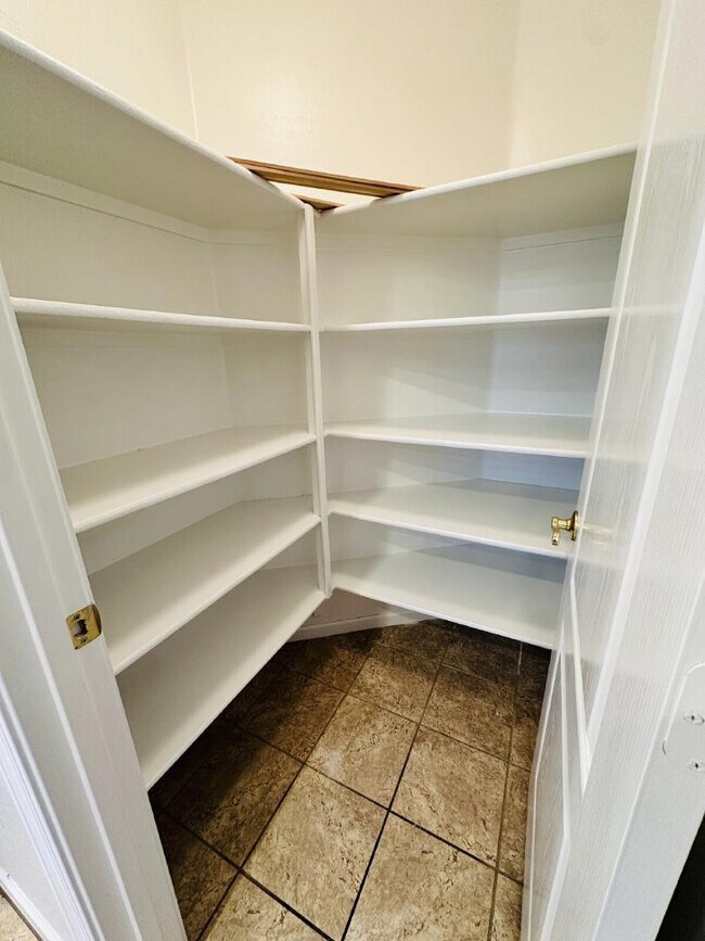 Building Photo - 672 W Raven Dr