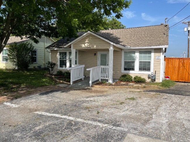 Building Photo - 1811 Bolivar St