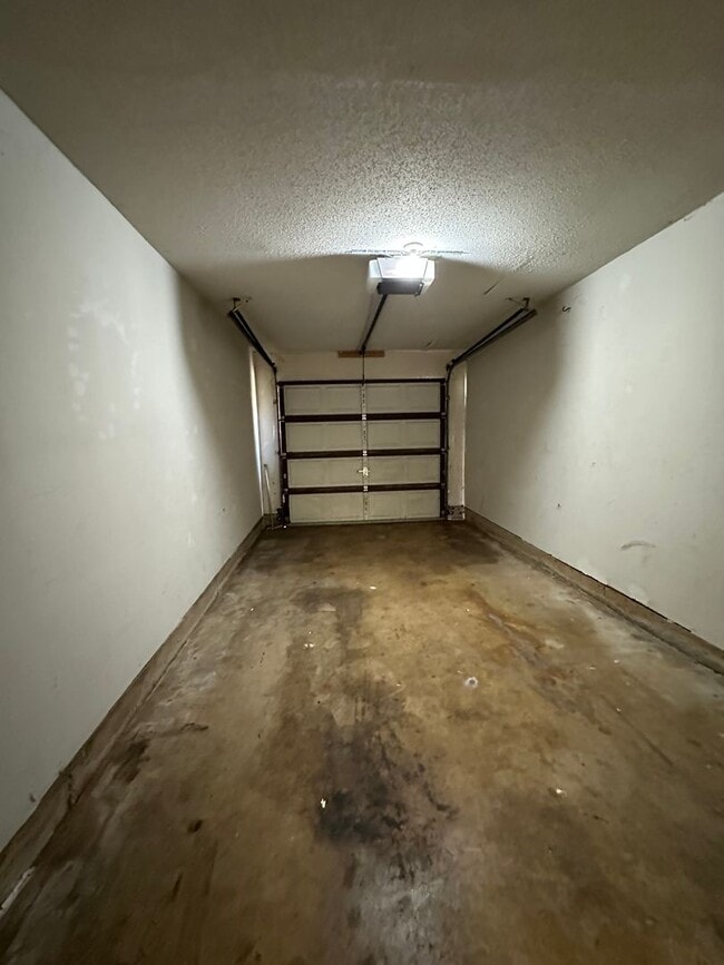 Building Photo - 4 Bed, 2 Bath house w/1 car garage