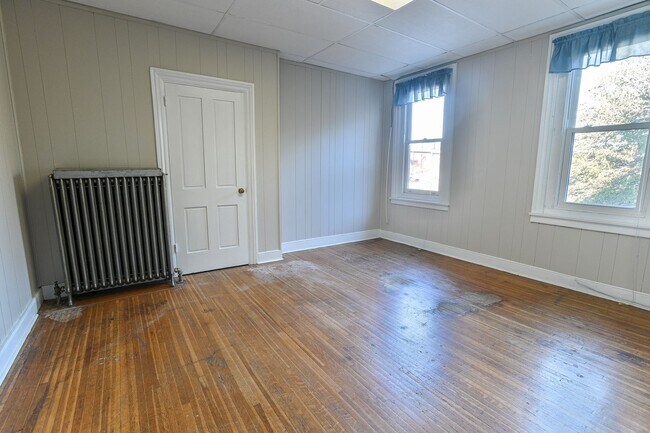 Building Photo - Large Single-Family Home on Boas St.