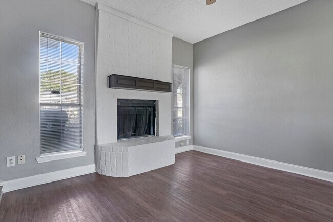 Building Photo - 804 Custer St