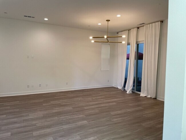 Building Photo - Stunning 3 bedroom 3 bath home in the Grea...
