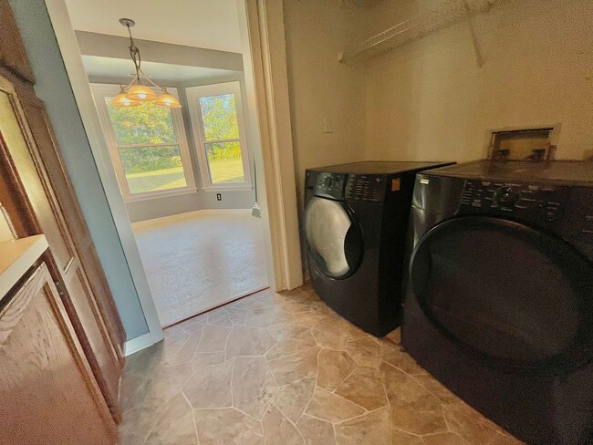 Building Photo - Spacious 3 bedroom, 2 bath property on ove...