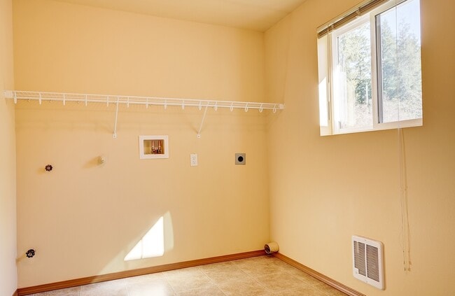 Building Photo - Spacious Coupeville Home!