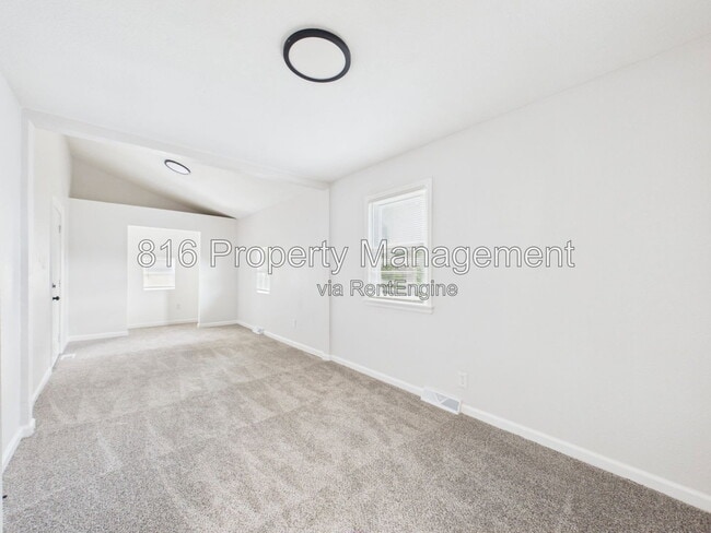 Building Photo - 9109 E 44th St
