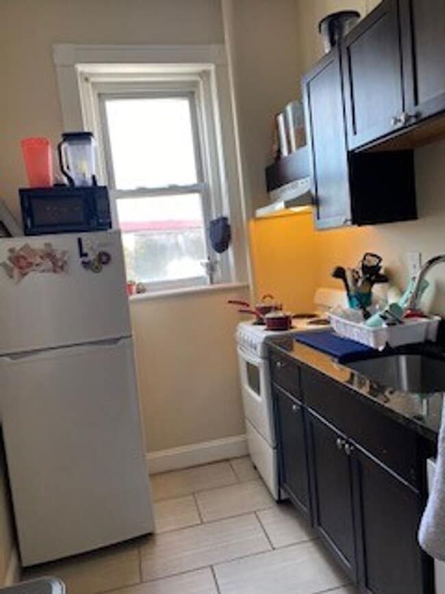 Building Photo - 2BR 1Bth unit. Heat/Hot Water included. Great location!