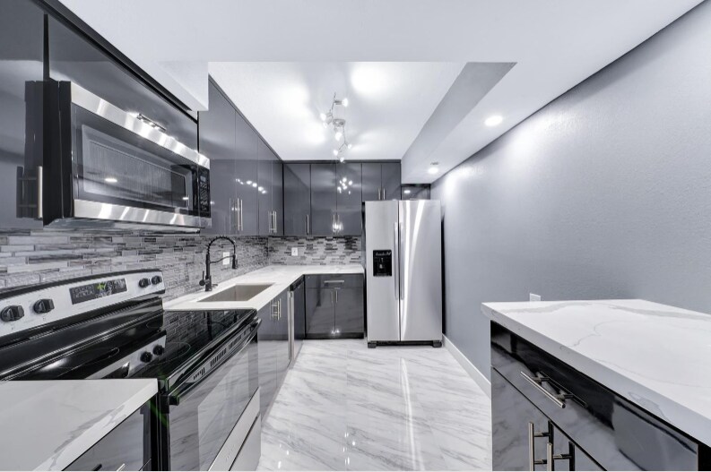 Building Photo - 1100 Saint Charles Pl