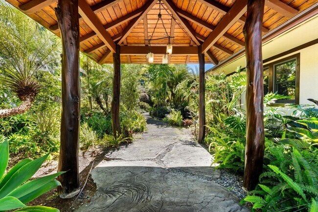 Building Photo - Luxury furnished 4 bedroom 3 bathroom with pool, spa, and outdoor showers