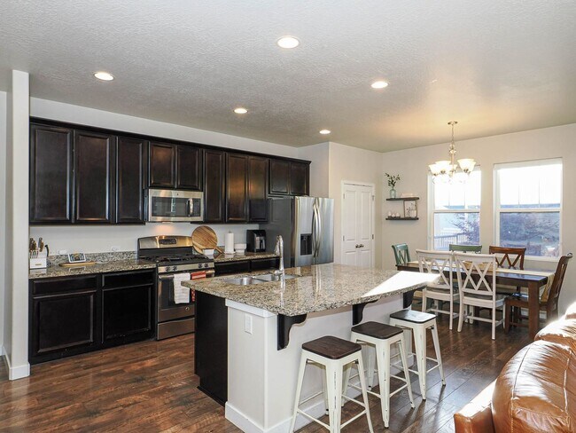 Building Photo - Beautiful House in Excellent Daybreak Loca...