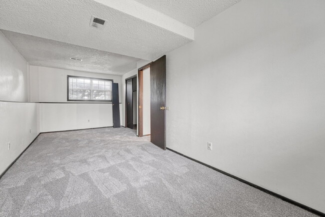 Building Photo - $2,395 - 3 Bed, 2 Bath Home in Aurora with...