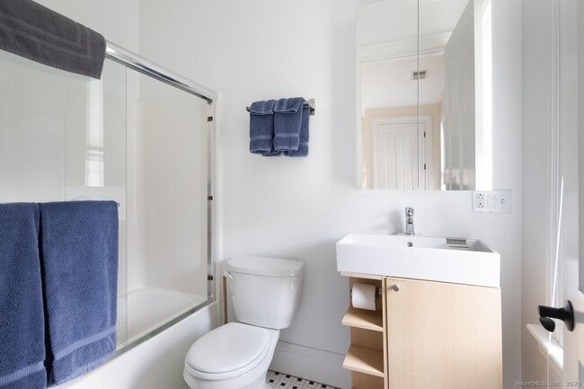 Building Photo - 31 Sharon Rd