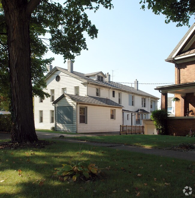 Building Photo - 126 3rd St SE