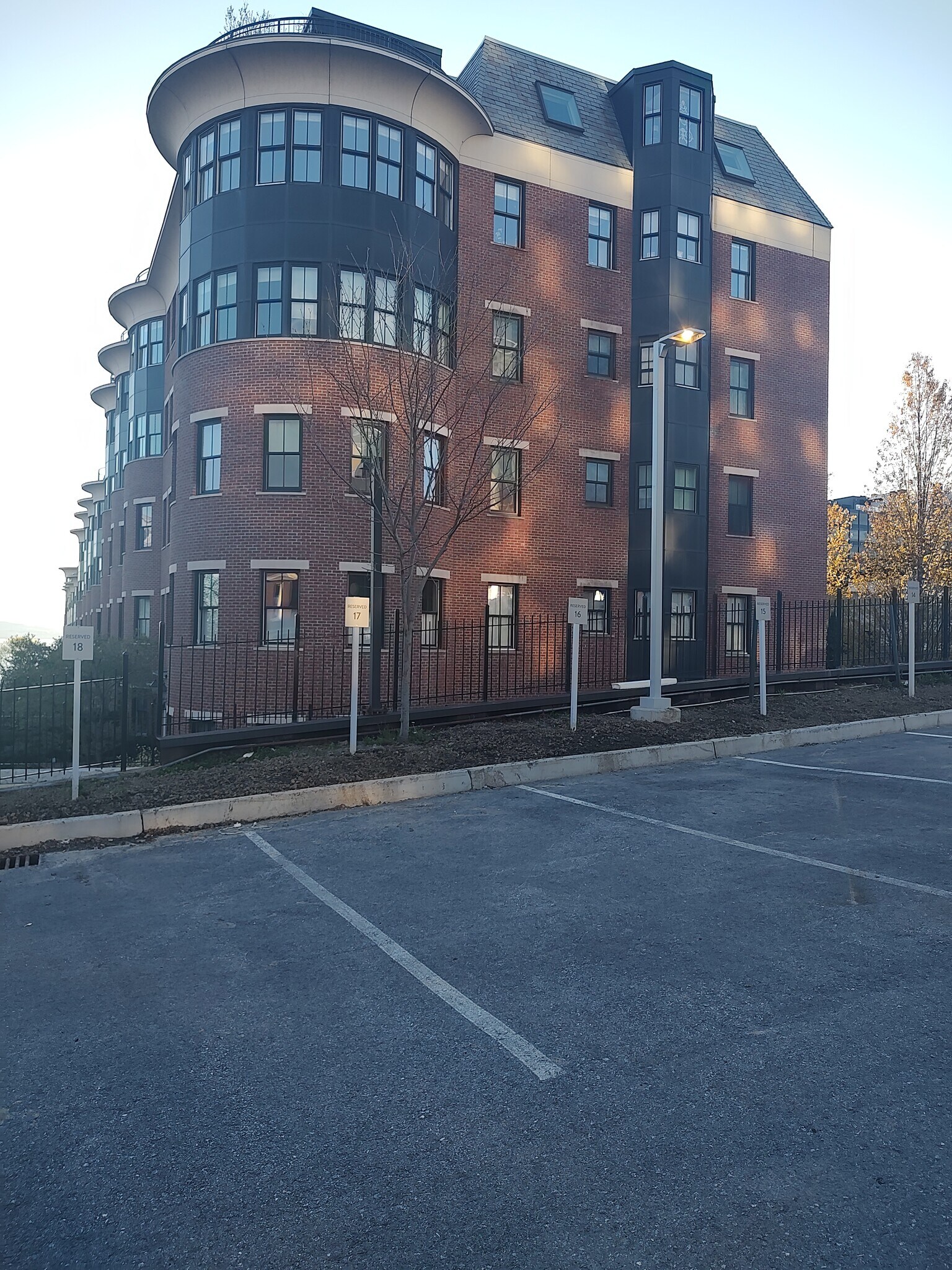 Building Photo - 40 College St
