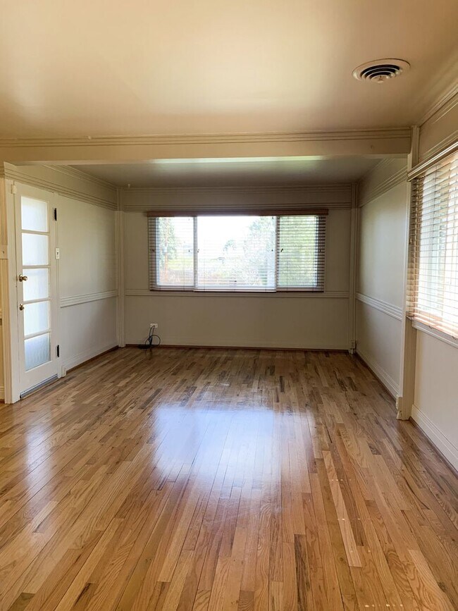 Building Photo - Evolve Real Estate: Available 6/6/2026! Quaint 3 Bedroom Ranch with Huge Yard in University Hills...