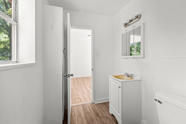Building Photo - Beautiful 3 Bedroom 2 Bathroom