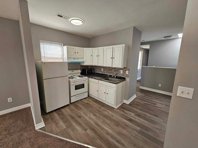 Building Photo - 2412 Huron St