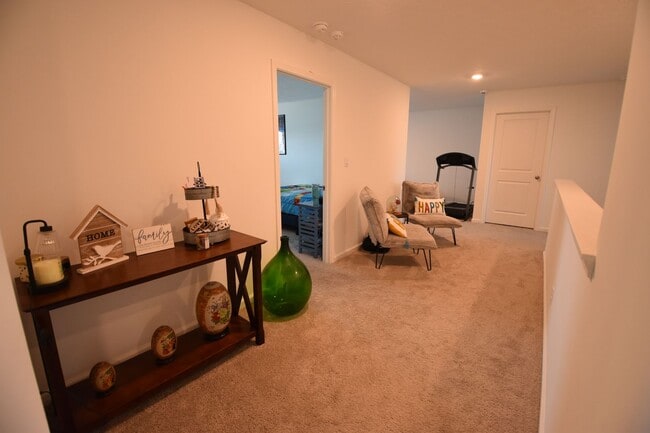 Building Photo - Five Bedroom Home in Greenfield for Rent