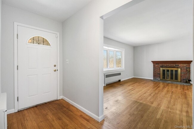 Building Photo - 846 Hartsdale Rd