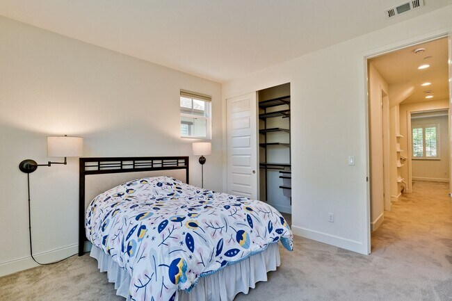 Building Photo - Modern Townhome in Prime Location — Walkab...