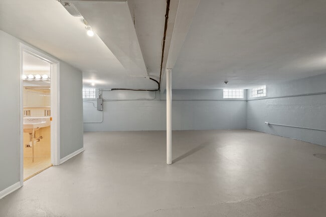 Building Photo - 5840 N Kimball Ave