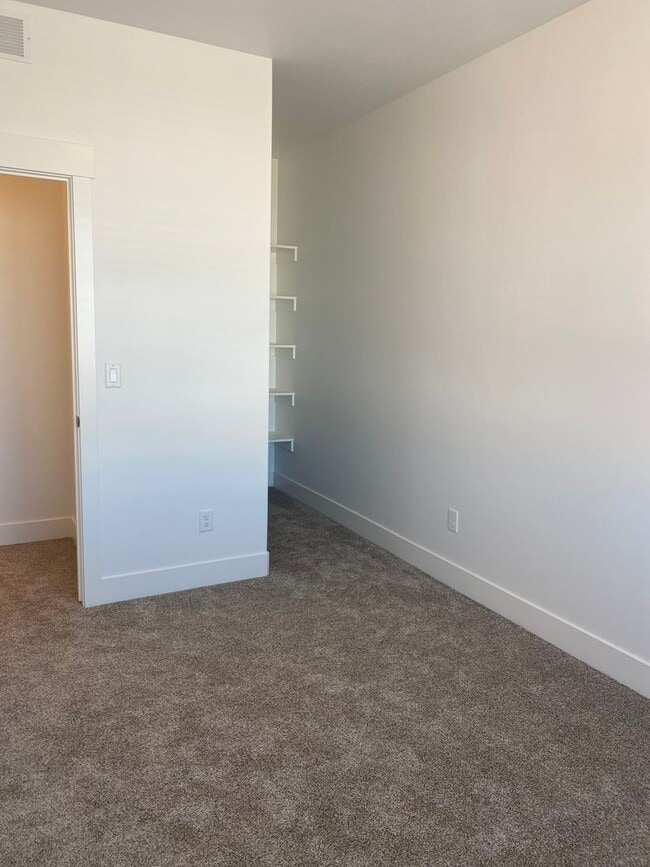 Building Photo - 3 bed 1 additional office space and 2.5 ba...