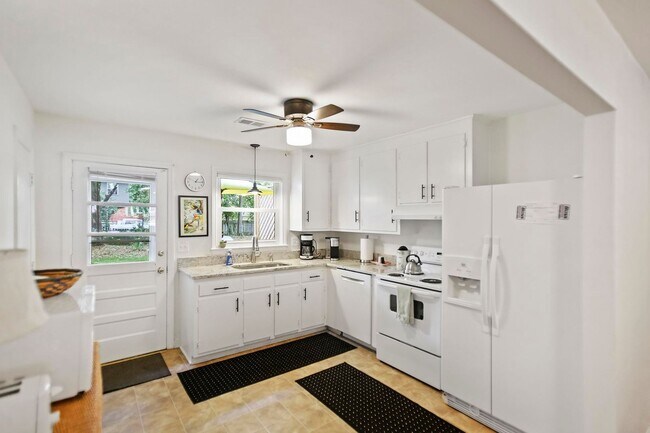 Building Photo - Available September 1st. Beautiful FULLY F...