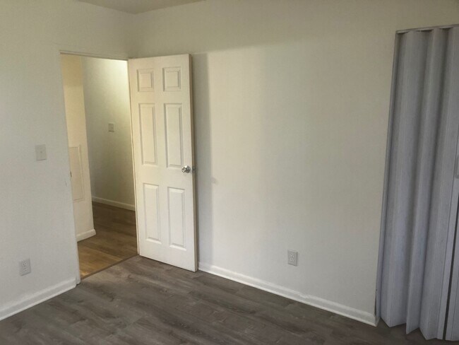 Building Photo - Charming 3BR Home with Beautiful Wood Floors