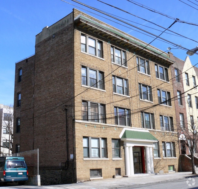 Building Photo - 27 Pelton St