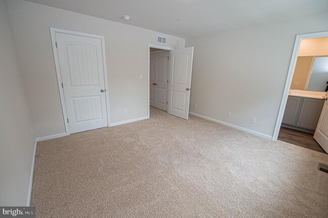 Building Photo - 128 Willowtree Ln