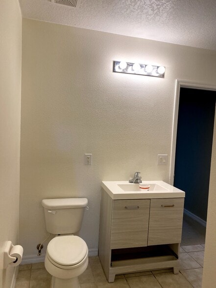 Shared bathroom - 3687 Oakdale Cir
