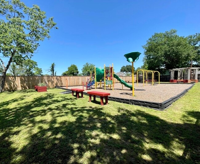 Building Photo - 4810 Bayou Vista Dr