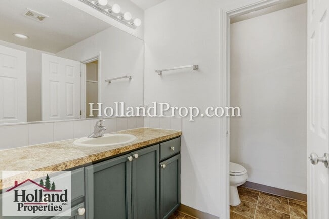 Building Photo - Live in Style: Updated Townhome with Amenities & Ideal Location