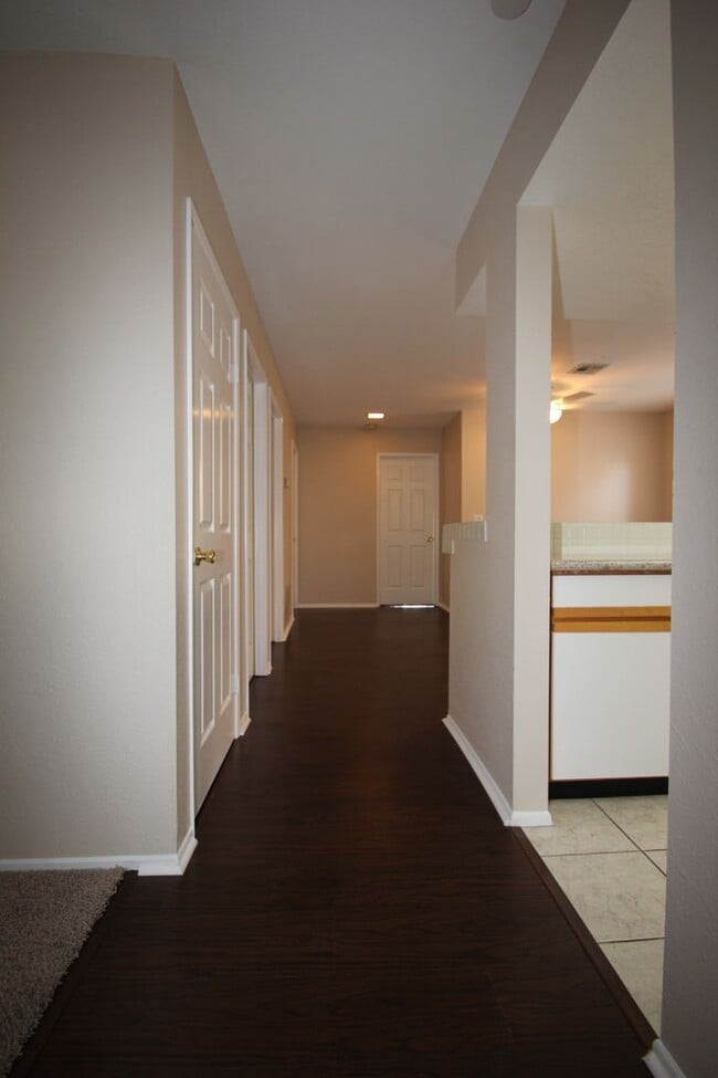Building Photo - Lovely 2 Bed 2 Bath Downstairs Condo in Gr...