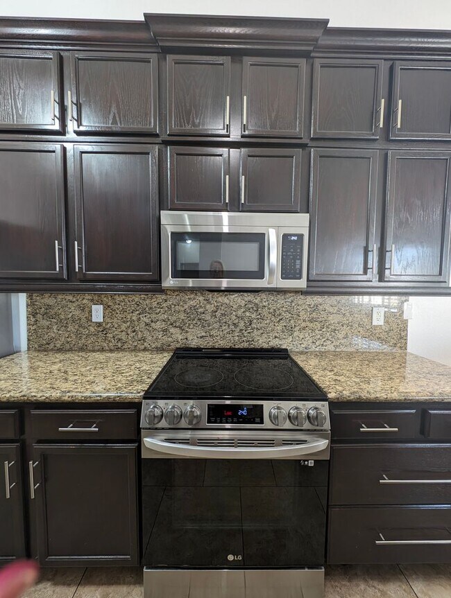 Building Photo - BEAUTIFUL EXECUTIVE STYLE home w/ entertai...