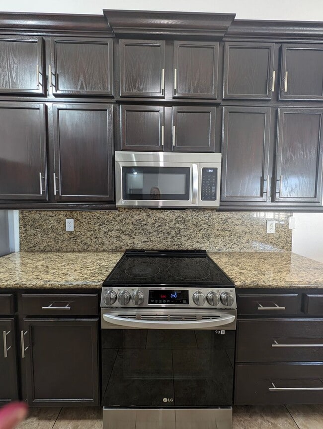 Building Photo - BEAUTIFUL executive style home w/ entertainer's dream backyard!