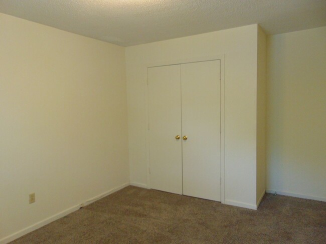 Building Photo - Nice 3 Bedroom 2.5 Bathroom Townhome!