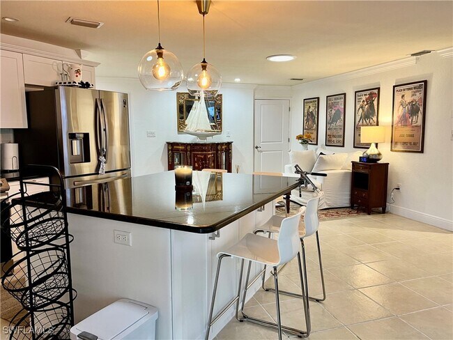 Building Photo - 283 Cypress Way W