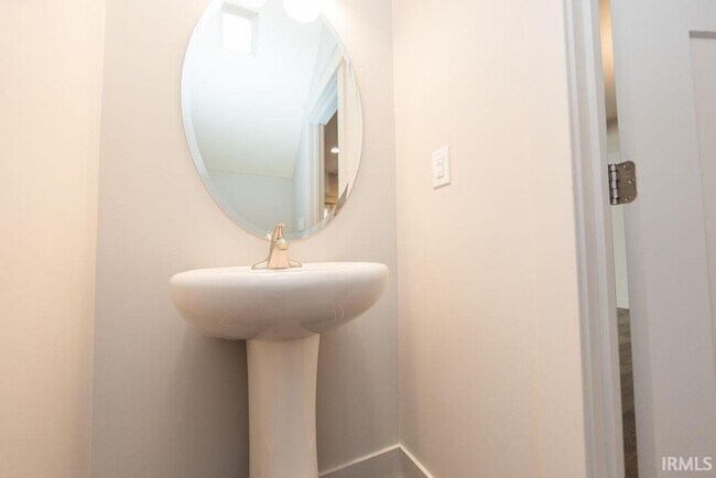 Building Photo - 1222 W Rangeview Cir