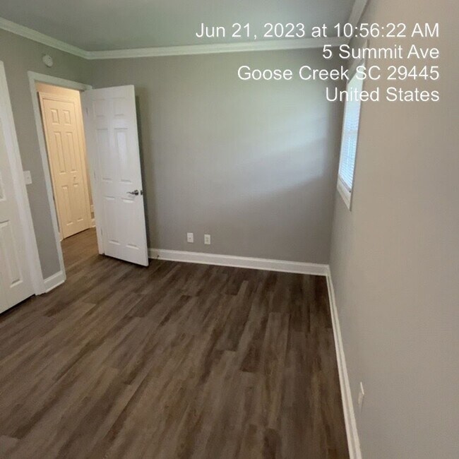 Building Photo - Relaxed Living with Spacious Yard in Goose...