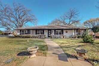 Building Photo - 820 Bedford Ct W