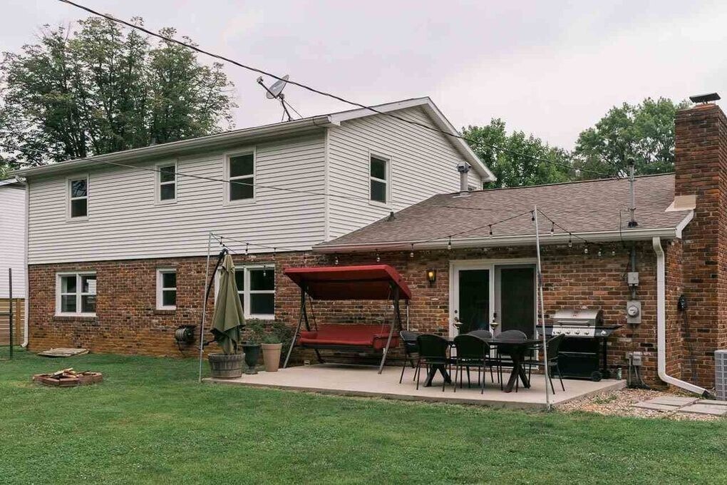 Building Photo - 2212 E Queens Way