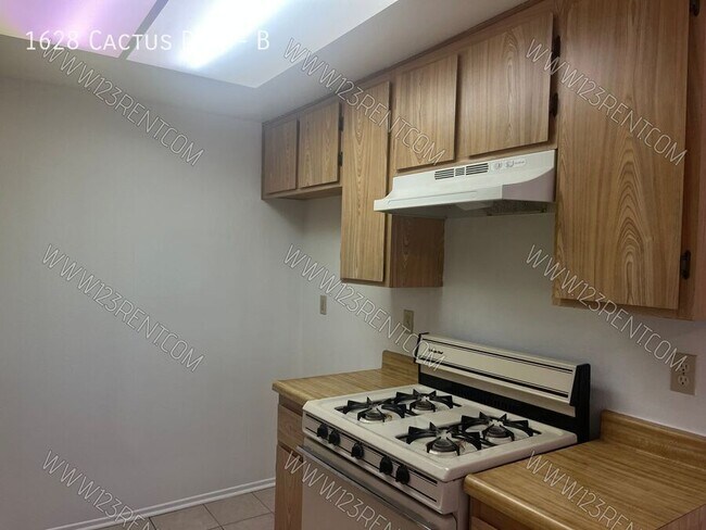 Building Photo - 1628 Cactus Dr