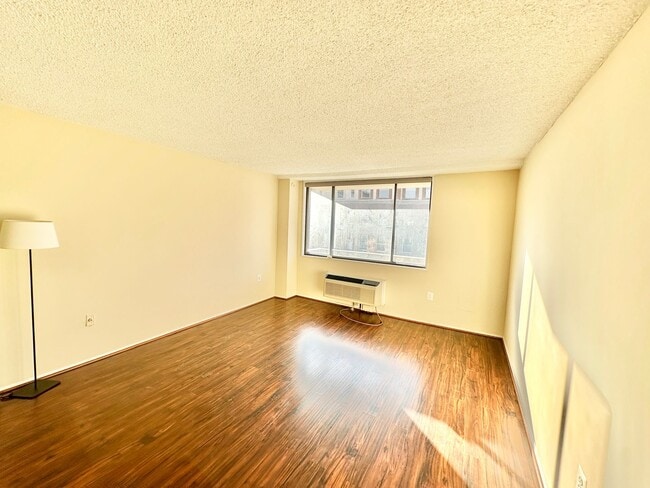 Building Photo - Dupont's Pulchritudinous Palladium 1 bedroom Condo w/ Balcony & Pool. All utilities included.