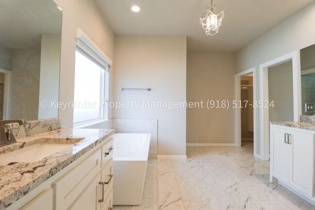 Building Photo - COMING SOON! Marvelous and Modern 3 Bed/ 3.5 Bath Home in South Broken Arrow!