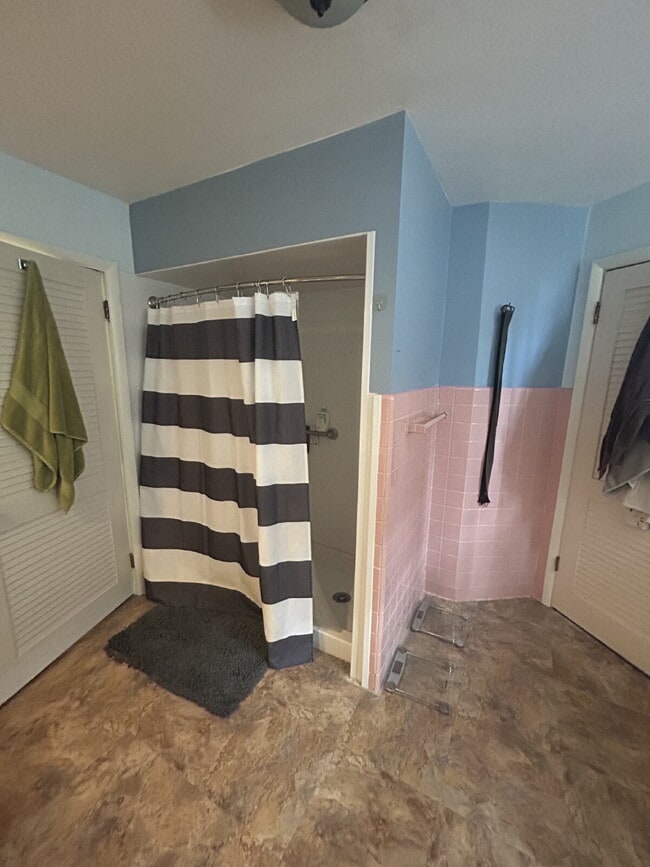 Building Photo - 3 bedroom 1 bath Apartment Available June 1st!! Massive bedrooms and a 5 minute walk to campus.